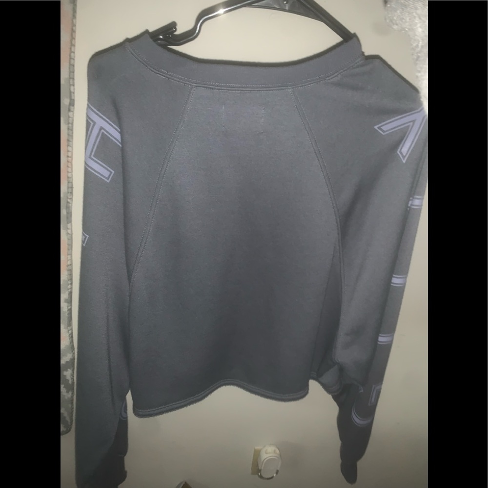 Cutee grey and purple cropped long sleeve, it fits over size